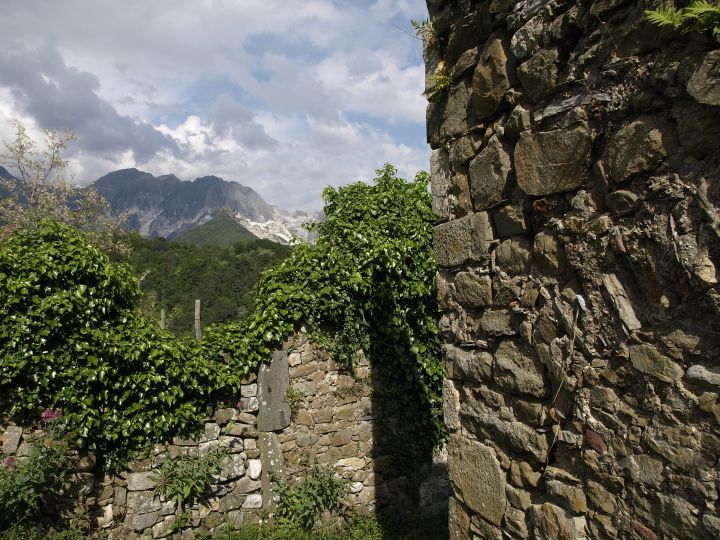 alpi apuane viste borgo del castello di moneta