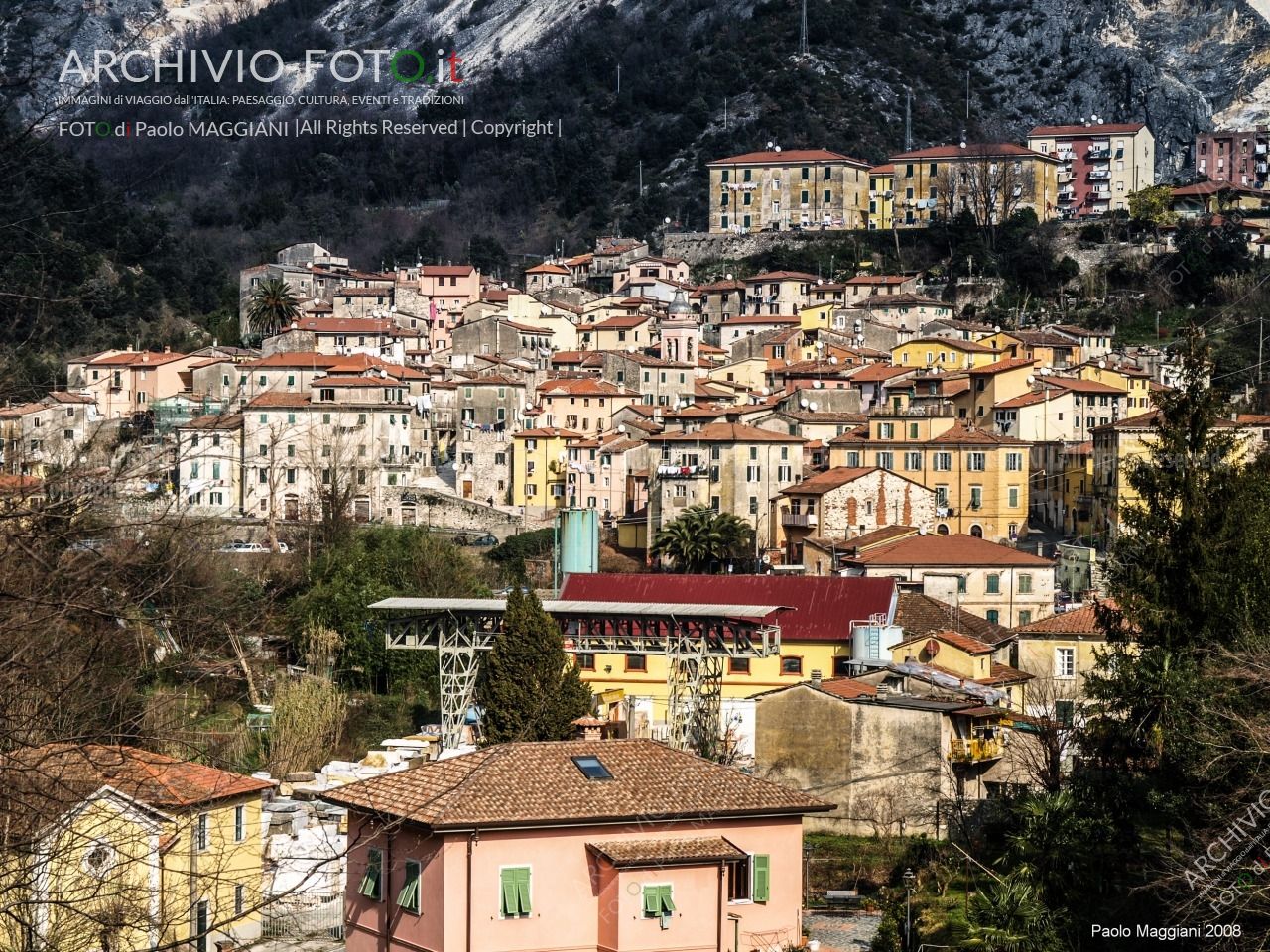 Carrara_Torano_vista-sul-paese-e-le-Cave-di-Marmo-2008_maggianipaolo_02_24613402313_o