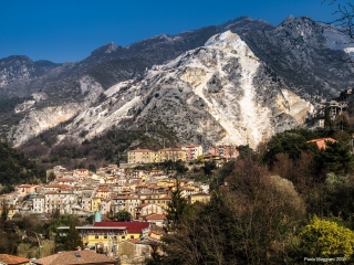 Carrara_Torano_vista-sul-paese-e-le-Cave-di-Marmo-2008_maggianipaolo_01_24613409383_o
