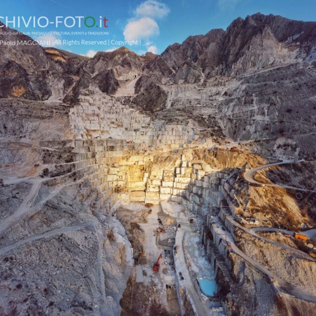 Panoramica da drone della Cave di Marmo_Vista verso la montagna_1675434897562