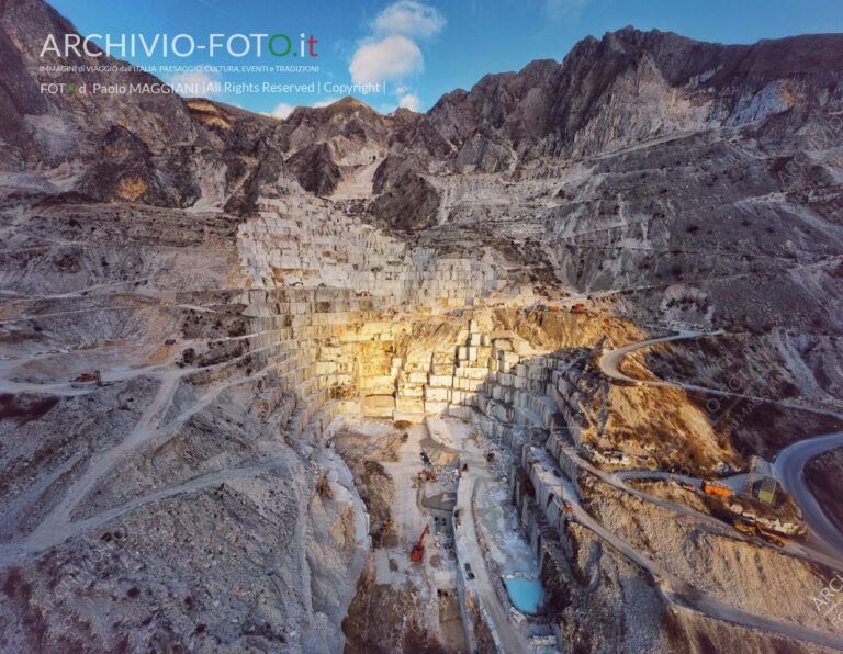 Panoramica da drone della Cave di Marmo_Vista verso la montagna_1675434897562