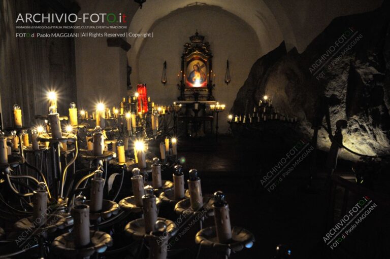 Madonna-del-Sasso-Anno-del-Signore-1347-cripta-roccia-pastorella-Bibbiena-Arezzo-Toscana_DSC4478_PS_afit